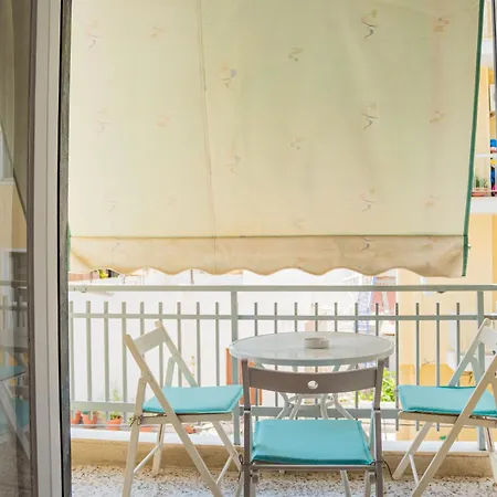 Family 10' From The Acropolis 100m2