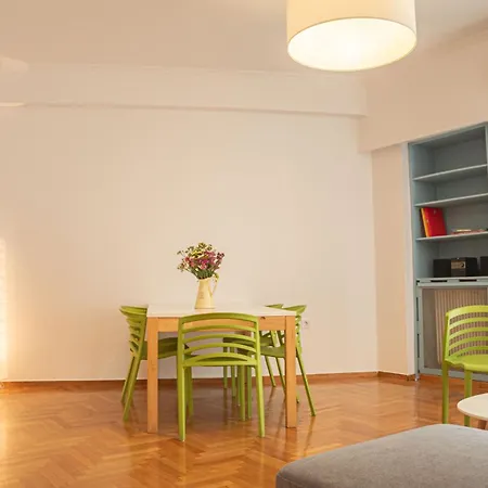 Family 10' From The Acropolis 100m2 Apartment *